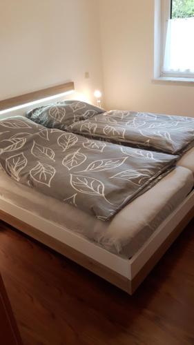 ein großes Bett in einem Schlafzimmer mit einem mattressvisor in der Unterkunft A&M Wohnen2 in Ravensburg