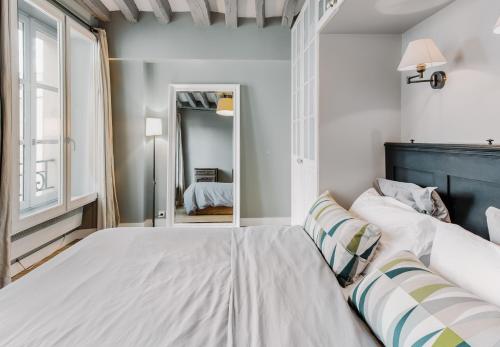 Beautiful Parisian apartment full of light