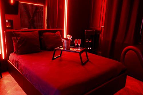 Love Room, L'interdit
