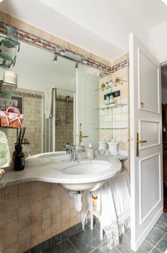 a bathroom with a white sink and a tub at Eucalipto in Sestri Levante