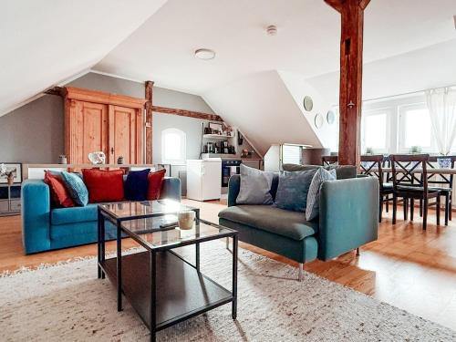 a living room with two couches and a table at Sky Maisonette Pirna Altstadt mit 2 Schlafzimmer und extra großem Wohn-Essbereich in Pirna