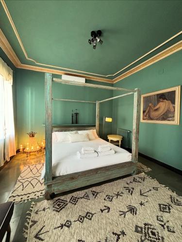 a bedroom with a canopy bed with a rug at Carmen Guillemot in Alcanar