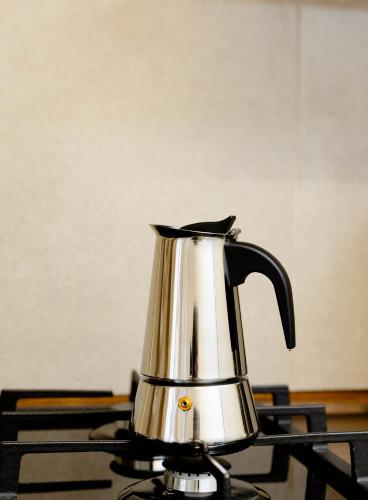 基希讷乌Home Studio的炉灶上的茶壶