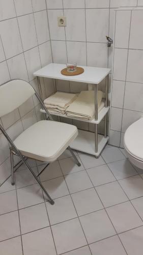 einen Tisch und zwei Stühle sowie einen Tisch und ein WC in der Unterkunft A&M Wohnen2 in Ravensburg