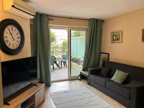 One-Bedroom Apartment with a Cozy Terrace Beachfront, City Center