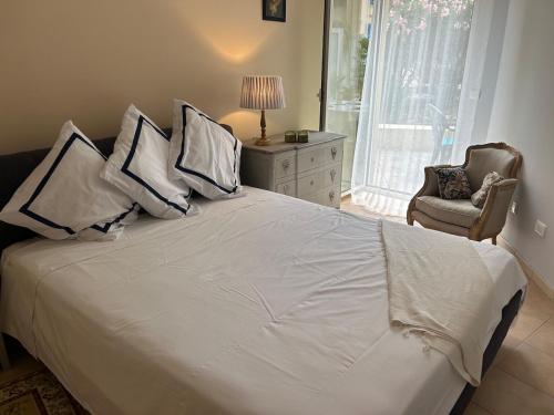 One-Bedroom Apartment with a Cozy Terrace Beachfront, City Center