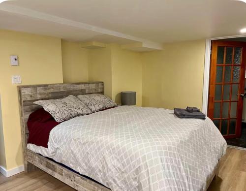 a bedroom with a large bed in a room at Studio moderne et tranquille in Montreal