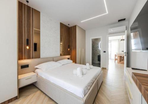 sypialnia z łóżkiem i dwoma ręcznikami na nim w obiekcie The Ultimate Jacuzzi Penthouse by PS w Durrës