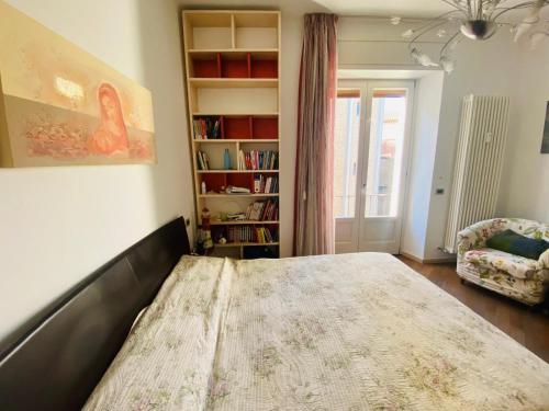 ein großes Bett in einem Zimmer mit einem Bücherregal in der Unterkunft Rainerio 06 in Fano