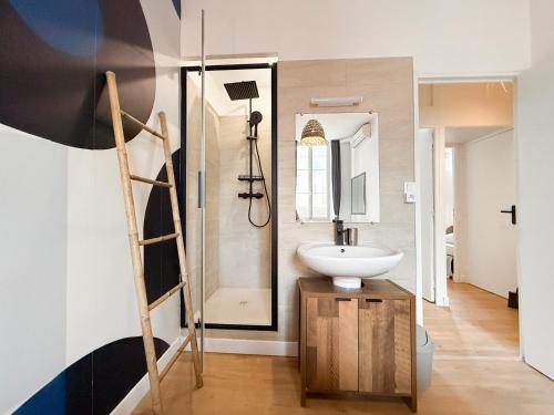 Stylish 3-Bedroom Cannes Apartment - Steps from Palais des Festivals - ID 310