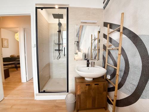 Stylish 3-Bedroom Cannes Apartment - Steps from Palais des Festivals - ID 310
