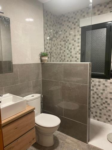 a bathroom with a toilet and a sink and a shower at La Huerta del Rodeo in Navas de San Antonio