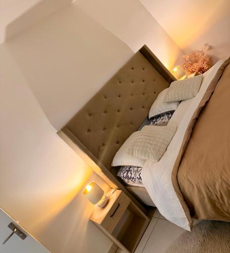 a large bed in a room with at T2 neuf Parking privé Balcon Plages à 15 min in Montpellier