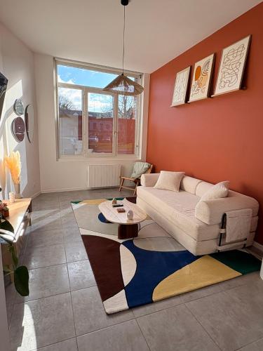 a living room with a couch and a table at L'atelier Terracotta centre ville Bethune in Béthune