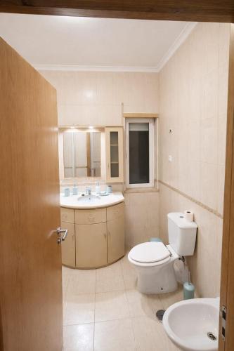 a bathroom with a toilet and a sink at Casa do Paraíso in Elvas
