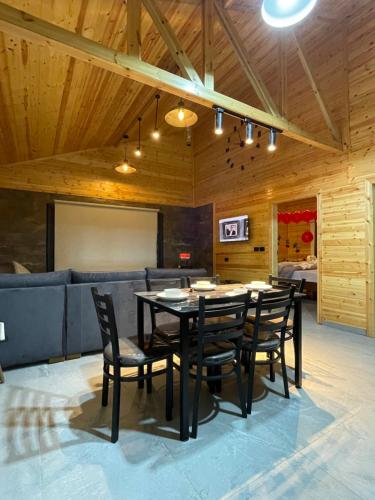 een eetkamer met een tafel en stoelen bij Cherry farm in Ajloun