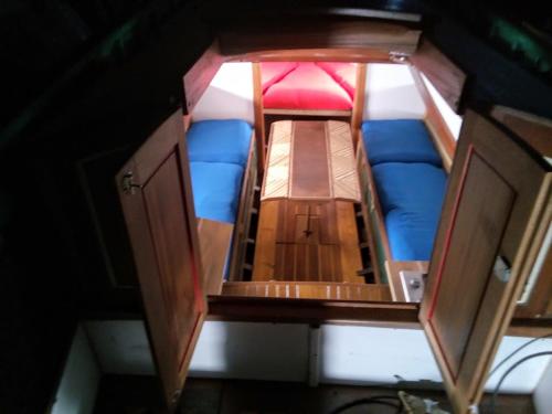 vue aérienne d'une chambre avec des lits bleus et rouges dans l'établissement Patriote, à Camaret-sur-Mer