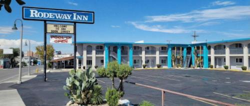 an empty parking lot in front of a building at Rodeway Inn Albuquerque Downtown on Rt 66 in Albuquerque