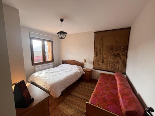a small bedroom with a bed and a window at Refugio del Mundo in Riópar