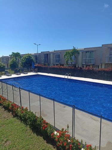 a large swimming pool in front of a building at Casa ubicada en zona campestre de Ibagué in Ibagué