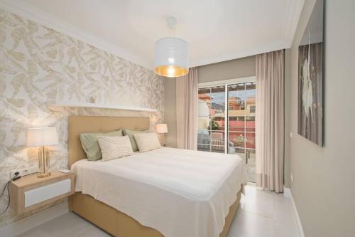 Luxury 2BR Ocean views Heated pool Garage