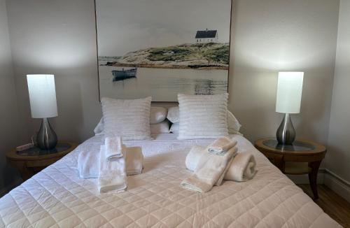 a bedroom with a bed with towels on it at Palm Beach Mermaid in West Palm Beach