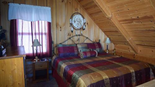 a bedroom with a large bed in a cabin at Dreamcatcher Hideaway in Pigeon Forge
