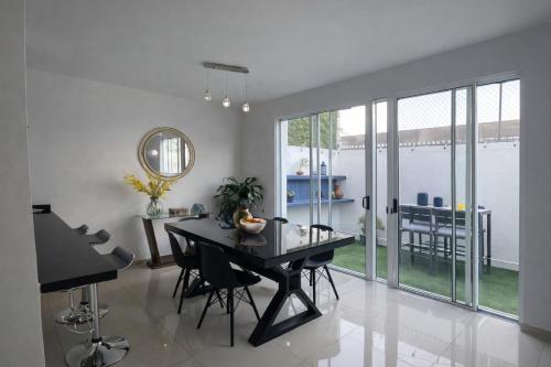 a dining room with a table and some chairs at Acogedora y amplia casa, alberca climatizada previa reserva in Juriquilla