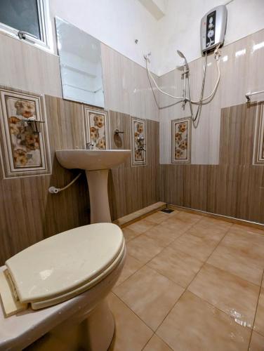 a bathroom with a toilet and a sink at Relax Apartment Toppass in Nuwara Eliya