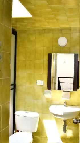 a bathroom with a toilet and a sink at Casa con piscina privada Girardot in Girardot