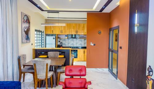 una cucina e una sala da pranzo con tavolo e sedie di Residence Ayoka a Cotonou
