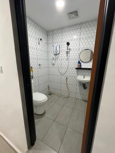 a bathroom with a toilet and a sink at SaiMurni Homestay in Jerantut