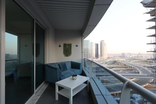 Chic 1BR w Skyline Views & Walk to Metro - Marina