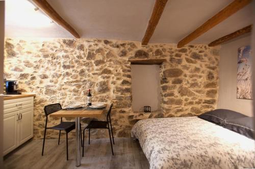 1 dormitorio con 1 cama y 1 mesa con sillas en Studio Suquet Saint Antoine, en Cannes
