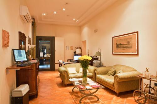 Sala de estar con 2 sofás y mesa en Locanda Dell'Arte, en Nápoles