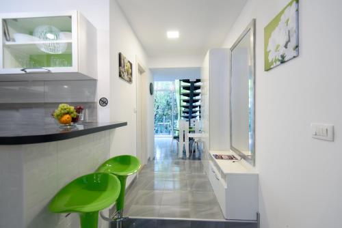 Una cocina con encimera y taburetes verdes. en Apartments Mali Stradun, en Dubrovnik