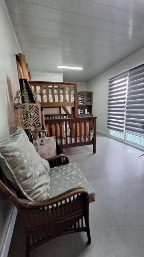 ein Zimmer mit Stühlen, einem Bett und einem Fenster in der Unterkunft AsunEus Farm in Carmen