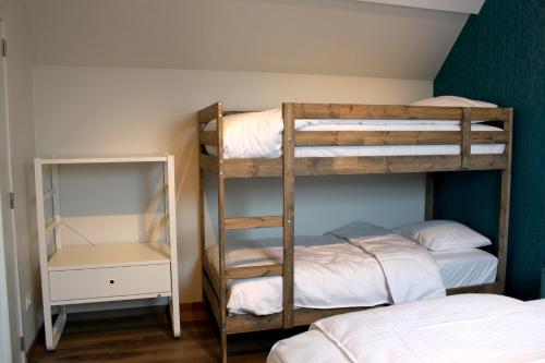 מיטה או מיטות קומותיים בחדר ב-De Maalderie Holiday Home
