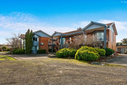 a brick house with a driveway in front of it at Quality Inn & Suites Traralgon in Traralgon