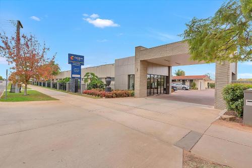 a building with a parking lot in front of it at Comfort Inn Deakin Palms in Mildura