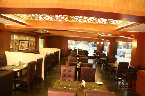 Hotel Nk Grand Park Airport Hotel tesisinde bir restoran veya yemek mekanı