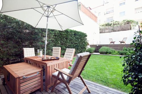 Un patio o zona exterior en Apartment Barcelona Rentals - Private Pool and Garden Center