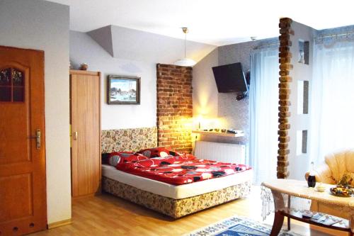1 dormitorio con cama y pared de ladrillo en Apartament Maria, en Cracovia
