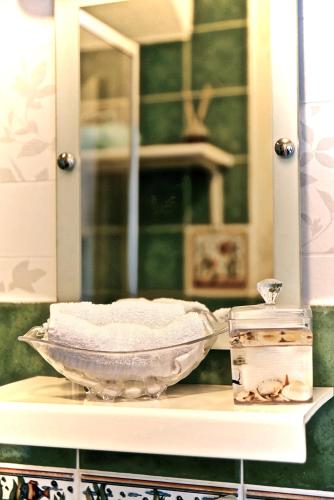 a bowl on a table in front of a mirror at Poltair Guest House in Falmouth