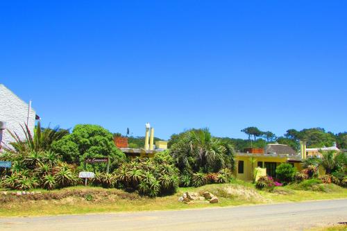 una casa a un lado de la carretera en La Nueva Ensenada en La Paloma