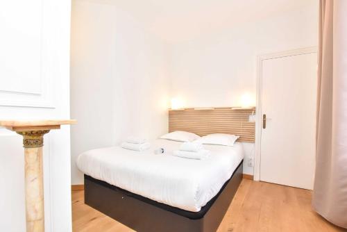 Rare Golden Triangle Amazing 1BR with Terrace Office - BAIL MOBILITE