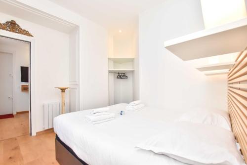 Rare Golden Triangle Amazing 1BR with Terrace Office - BAIL MOBILITE