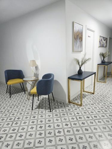 a living room with chairs and tables on a tile floor at LAS CASITAS DE JISA in Talavera de la Reina