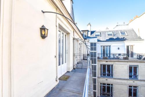 Rare Golden Triangle Amazing 1BR with Terrace Office - BAIL MOBILITE