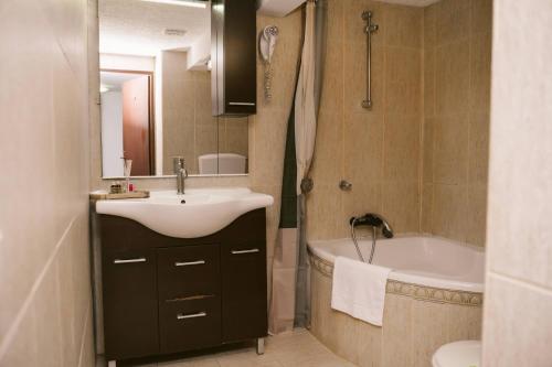 Bilik mandi di Urban Rooms - Self Check-in Ultra Central Medias